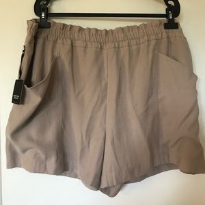 Simply Vera Wang paperbag waist shorts SZ 3X. NWT.